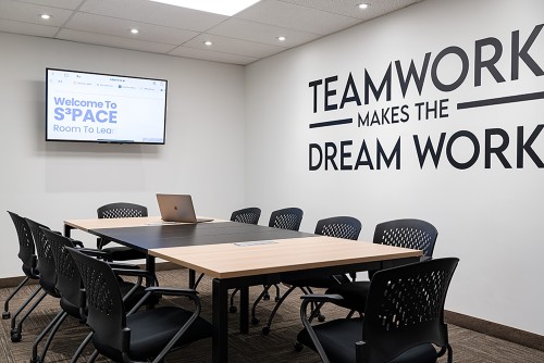 Modern & Fully Equipped Meeting Room - Image 1
