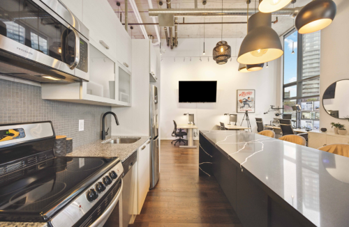 Industrial Loft in trendy Queen West - Image 3