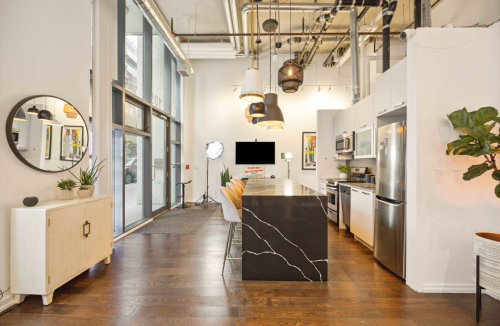 Industrial Loft in trendy Queen West - Image 4