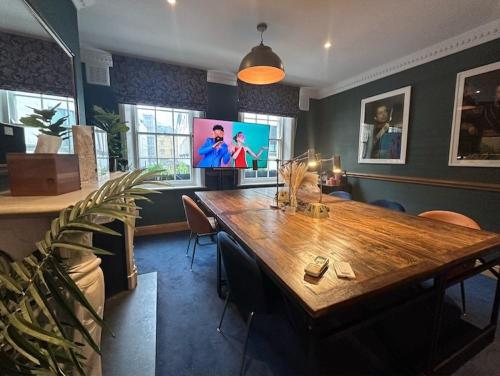 Starstruck HQ - Boardroom - Image 2