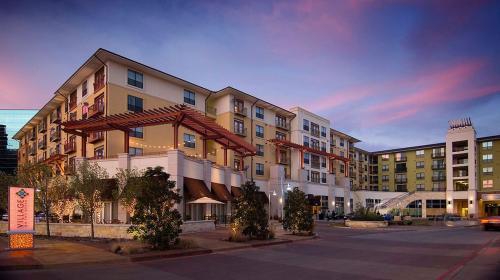 Boardroom Large Meeting Room - Image 1