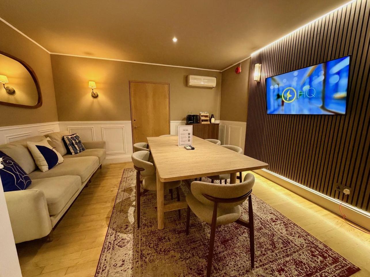 Starstruck HQ - Den - Image 1