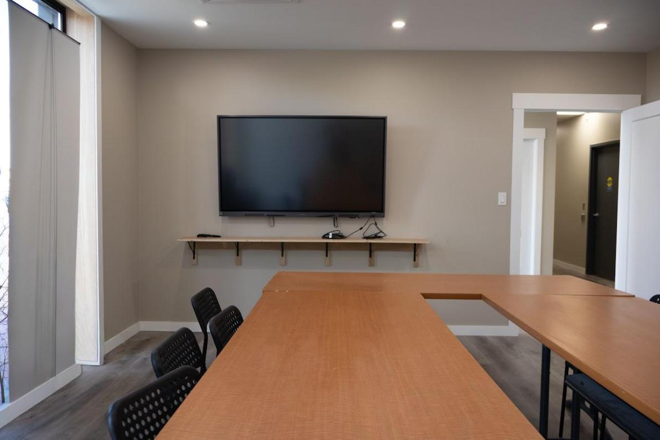 Spacious Modern Presentation Room - 1 - Image 1