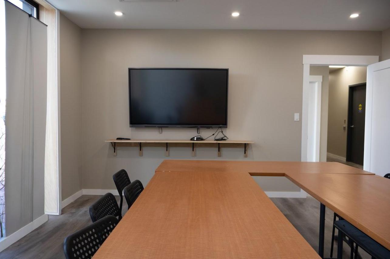 Spacious Modern Presentation Room - 2 - Image 1