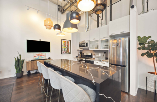 Industrial Loft in trendy Queen West - Image 2